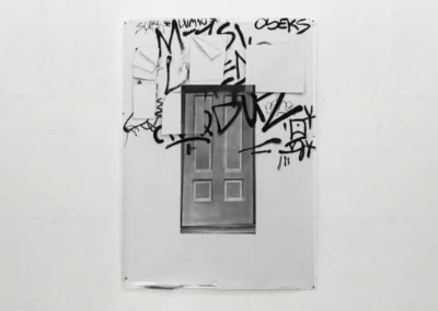 Bild von Moritz Dümmel, Kohlezeichnung, graue Türe mit Tags auf Leinwand