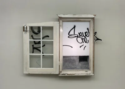 Bild von Moritz Dümmel, geöffnetes und defektes Fenster mit Tags