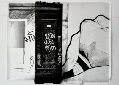 Bild von Moritz Dümmel, Kohlezeichnung, schwarze Türe mit Tags und weiblichem Akt auf Leinwand